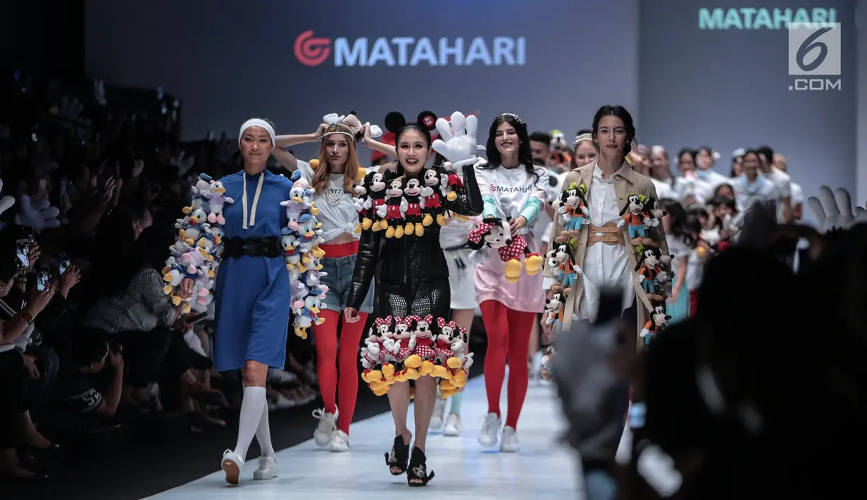 Sandra Dewi bersama para model berjalan di catwalk mengenakan busana kolaborasi antara Disney dan Matahari pada Jakarta Fashion Week 2019 di Senayan City, Selasa (23/10). Busana ini menjadi koleksi Spring/Summer 2019 mendatang (Liputan6.com/Faizal Fanani)