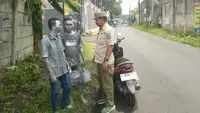 Cerita Satpol PP Depok Kejar-kejaran Tangkap Manusia Silver