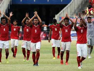 Sejumlah pemain timnas Indonesia U-23 merayakan kemenangan atas Brunei Darussalam 2-0 di kualifikasi grup H Piala Asia 2016 di Stadion Gelora Bung Karno Jakarta, Minggu (29/3/2015). (Liputan6.com/Helmi Fithriansyah)