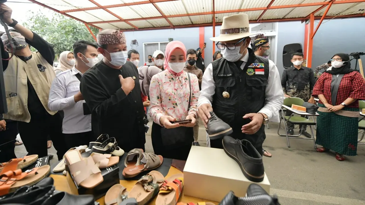 Ditemani Atalia Praratya sang istri, Gubernur Ridwan Kamil atau kang Emil tengah memilih beberapa produk hasil pengrajin kulit Sukaregang Garut.
