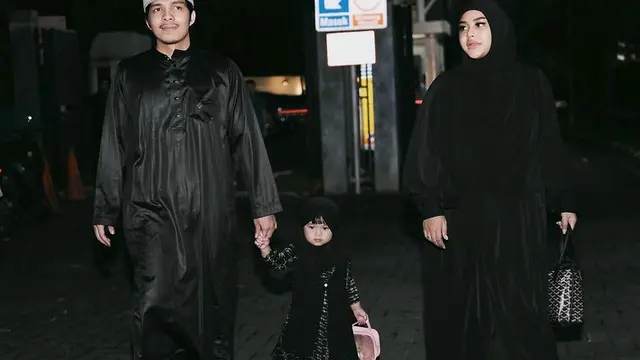 Aurel Hermansyah Shalat Tarawih Malam Pertama. [@aurelie.hermansyah]