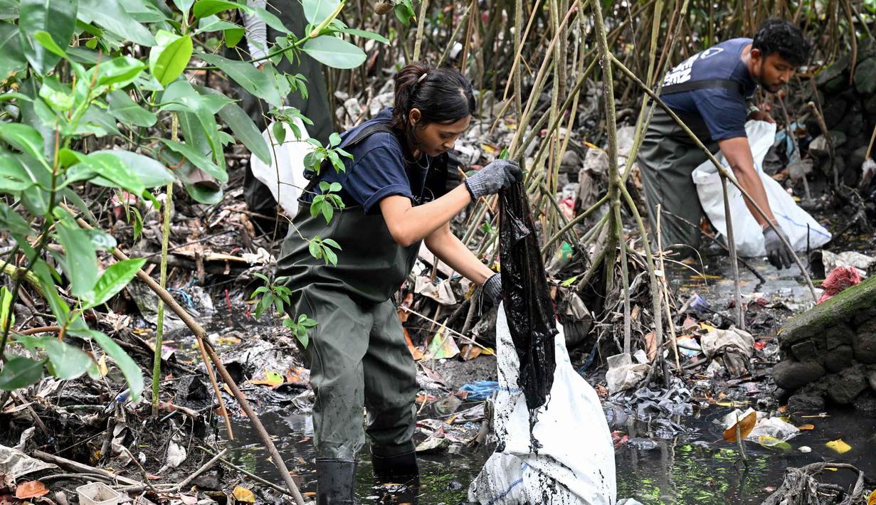 Sementara, plastik yang lama terjebak di area bakau akan terurai menjadi mikroplastik. Tampak dalam foto, warga membersihkan sampah plastik di area hutan bakau sebagai bagian dari kampanye kebersihan di Desa Serangan, Denpasar, Bali, pada Rabu 15 April 2026. (SONNY TUMBELAKA/AFP)