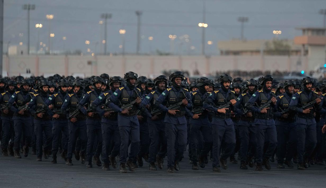 Para anggota pasukan khusus Saudi untuk Haji dan Umrah (SFHU) melakukan defile saat parade militer dalam persiapan pengamanan ibadah haji, di Mekah, Arab Saudi, Kamis 21 Mei 2026. (AP Photo/Altaf Qadri)