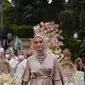 Selebgram Mega Iskanti memakai salah satu koleksi terbaru Vanilla Hijab, Nirwana. (dok. Vanilla Hijab)