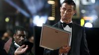 Cristiano Ronaldo menghormati pendapat pelatih Arsene Wenger yang tidak sependapat dengan adanya penghargaan FIFA Ballon d'Or. (Reuters/Stefen Warmuth)