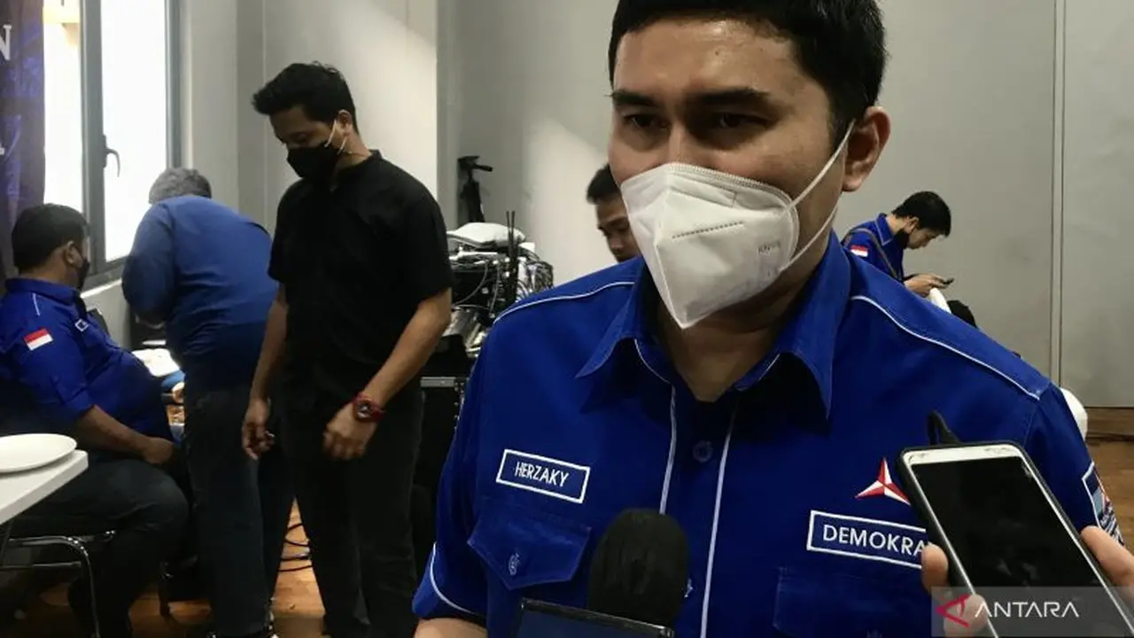 Koordinator Juru Bicara DPP Partai Demokrat Herzaky Mahendra Putra memberi keterangan kepada media saat ditemui di Kantor DPP Partai   Demokrat, di Jakarta, Senin (28/3/2022). ANTARA/Genta Tenri Mawangi