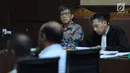 Mantan Dirut PT Quadra Solutions, Anang Sugiana Sudihardjo menyimak keterangan saksi pada sidang lanjutan dugaan korupsi pengadaan E-KTP di Pengadlian Tipikor, Jakarta, Kamis (26/4). Sidang mendengar keterangan saksi. (Liputan6.com/Helmi Fithriansyah)