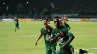 Striker Persebaya Surabaya, Ricky Kayame, merayakan gol yang ia cetak ke gawang Persigo Semeru FC di Stadion Gelora Bung Tomo, Surabaya, Sabtu (30/9/2017). (Bola.com/Zaidan Nazarul)
