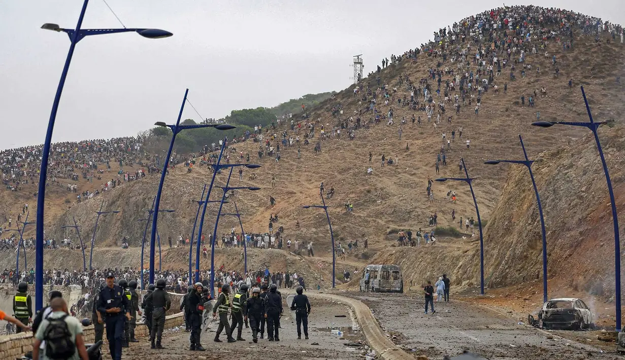 Anggota pasukan keamanan Maroko berkumpul di lokasi bentrokan dekat Fnideq, di perbatasan Maroko-Spanyol, Jumat, 31 Juli 2026. (AFP/  Abdel Majid Bziouat)