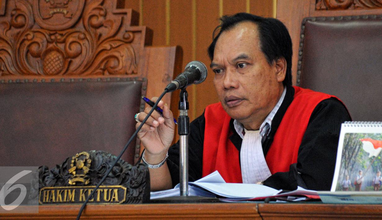 Hakim tunggal, Amat Khusairi saat memimpin sidang praperadilan Ilham Arief Sirajuddin di Pengadilan negeri Jaksel, Jumat (3/7/2015). Agenda sidang menghadirkan saksi fakta dan penyerahan berkas oleh tim kuasa hukum KPK. (Liputan6.com/Yoppy Renato)