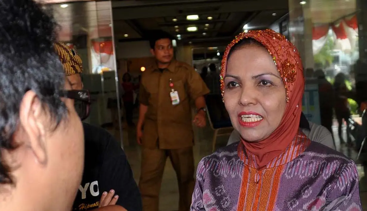 Kedatangan Nurhayati ke Rumah Sakit Pusat Pertamina adalah untuk menjenguk Ketua Umum Gerindra Suhardi yang tengah dirawat, Jakarta, Rabu (27/8/2014) (Liputan6.com/Miftahul Hayat)