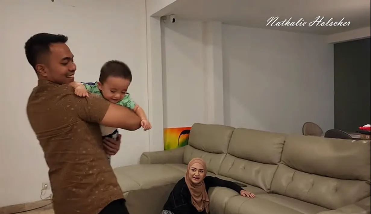 <p>[Youtube/NATHALIE HOLSCHER]</p>