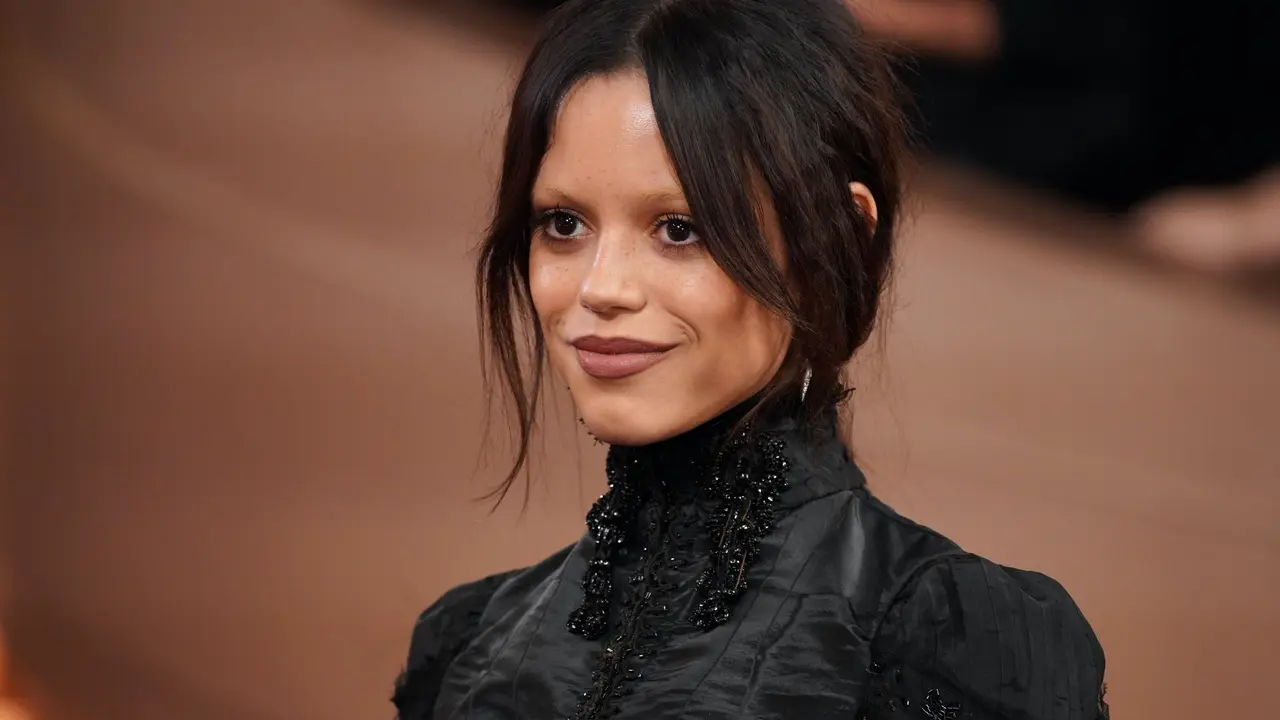 Konsisten Misterius dan Berani, Jenna Ortega Tampil Gothic Glam dan Cut Out Dress di Golden Globes 2026