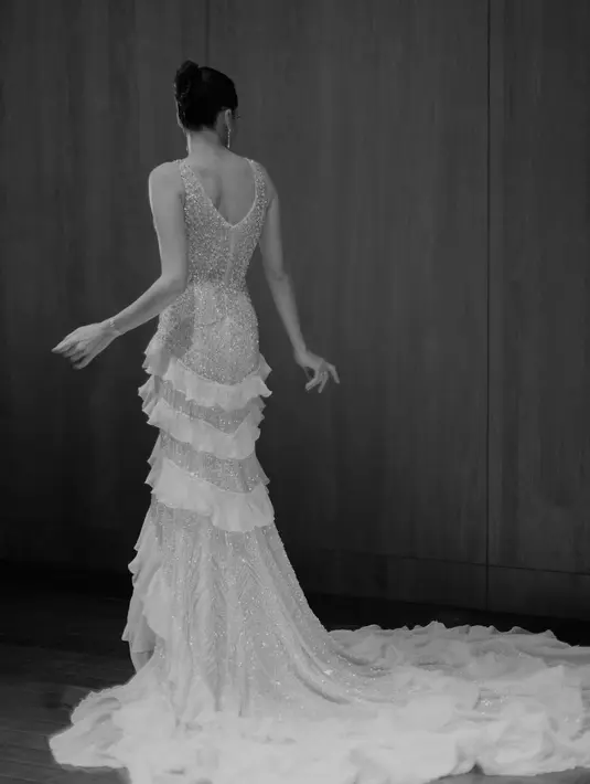 Detail ruffle pada rok gaun, menambah keanggunan pada siluetnya, memikat semua orang yang melihatnya di malam istimewa ini. [@mryoiepratama].