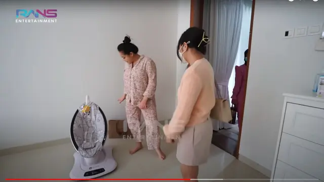 Nagita Slavina Dinilai Tak Sopan Saat Terima Kado dari Prilly Latuconsina. (YouTube RANS Entertainment)