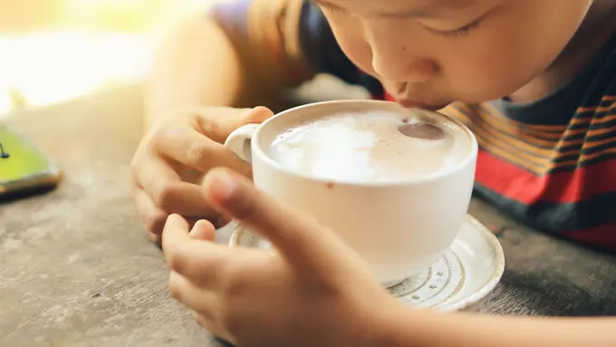 anak minum kopi