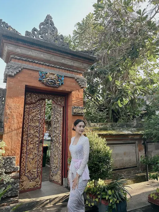 Pesona gadis Bali Sarah Menzel tampil berkebaya serba putih. Kebaya Balinya yang berwarna putih dipadukan dengan kain dengan nuansa yang senada. [Foto: Instagram/ssarah_menzel]