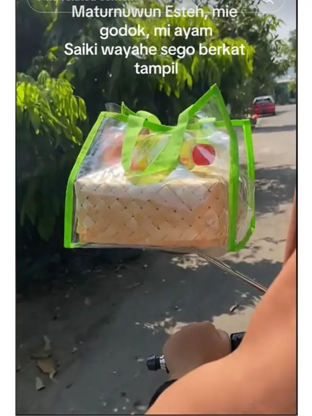 6 Barang Nyeleneh Dibawa Warganet saat Ikuti Tren Viral Es Teh di Spion Motor