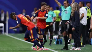 Gelandang Timnas Spanyol, Gavi, ditarik keluar dan digantikan oleh Lamine Yamal dalam laga kontra Tanjung Verde di Atlanta Stadium, Georgia, Senin (15/6/2026) malam WIB. (Buda Mendes/Getty Images/AFP)