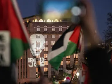 Gambar Presiden AS Joe Biden diproyeksikan ke sebuah gedung di sekitar Gedung Putih selama "March on Washington for Gaza" di Washington DC, pada 13 Januari 2024. (ROBERTO SCHMIDT/AFP)