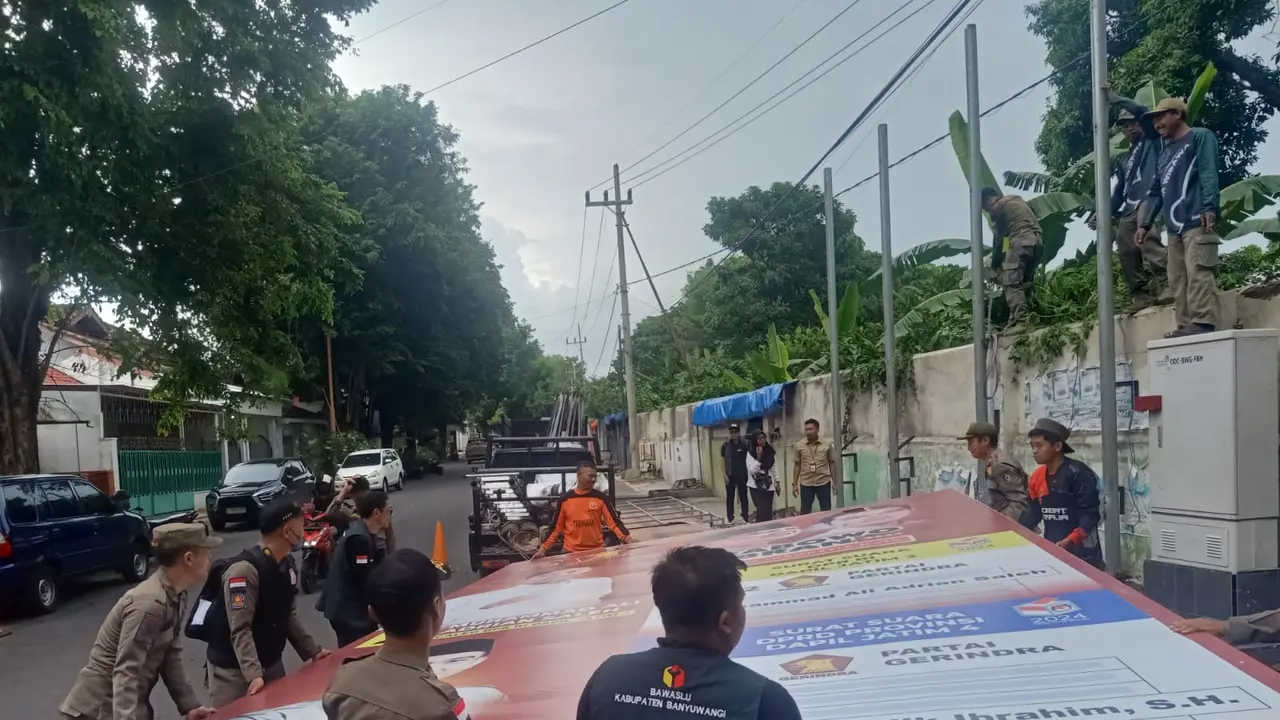 Bawaslu Situbondo Tertibkan 2616 Alat Peraga Kampanye Langgar Aturan Surabaya 