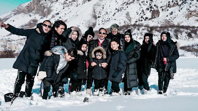 Kekompakan keluarga besar Gen Halilintar saat liburan bersama. (Sumber: Instagram/@attahalilintar)