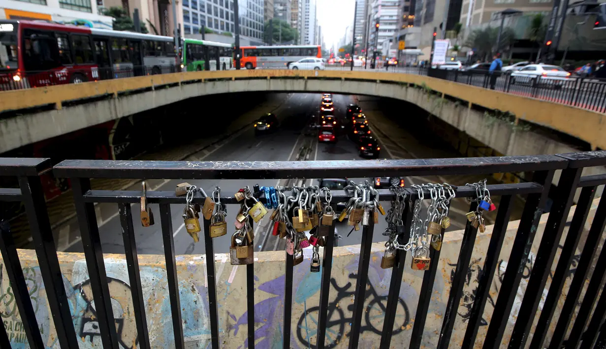 Gembok-gembok cinta yang dipasang pada pagar besi di jembatan underpass di kawasan Paulista Avenue di pusat Kota San Paulo, Brasil, Selasa (2/6/2015). (REUTERS/Paulo Whitaker)