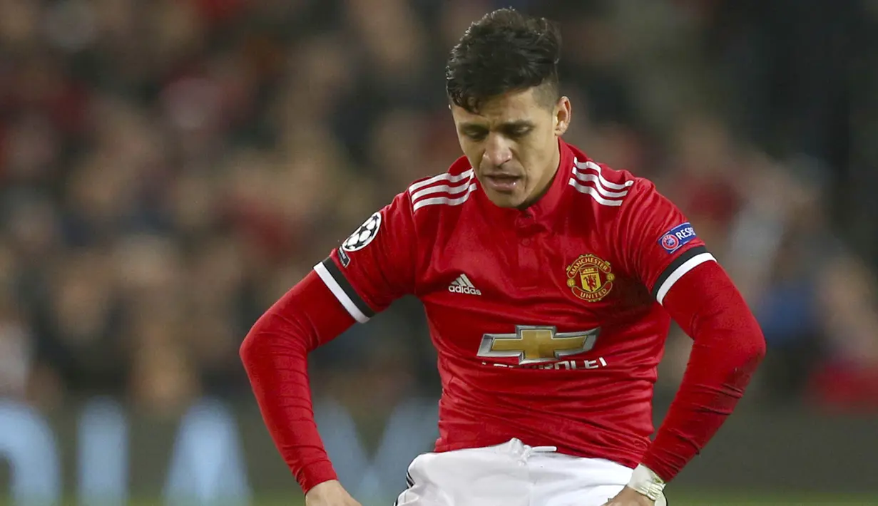 2. Alexis Sanchez (Striker) - Penampilan pria Chili ini bersama Setan Merah tak juga membaik. Catatan minor itu berdampak pada penurunan poin di FIFA 19 seperti tendangan dari 80 menjadi 79 serta visi bermain dari 81 menjadi 80. (AP/Dave Thompson)