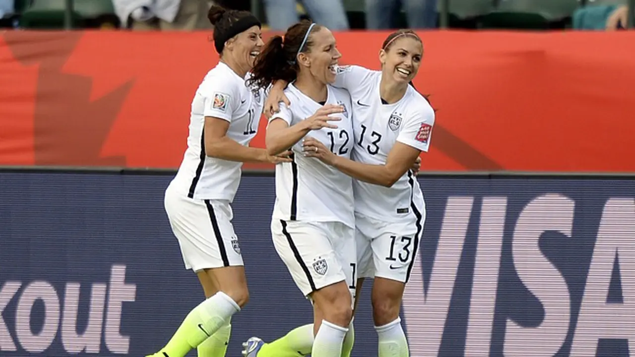 Alex Morgan (13) berselebrasi bersama dua rekannya usai mencetak gol di pertandingan Amerika Serikat mengadapi Kolombia dalam babak 16 besar Wanita Piala Dunia 2015 di Edmonton, Kanada, 22 Juni 2015. EPA / MIKE STURK