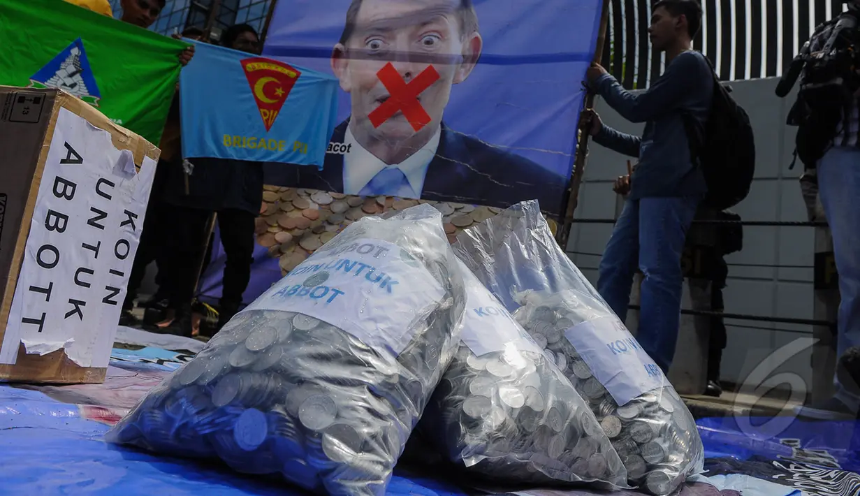 Massa yang tergabung dalam Pro-Indonesia menyerahkan ribuan koin di Gedung Kedubes Australia, Jakarta, Selasa (10/3/2015). Koin tersebut bentuk protes atas pernyataan PM Australia Tony Abbott. (Liputan6.com/Faizal Fanani)