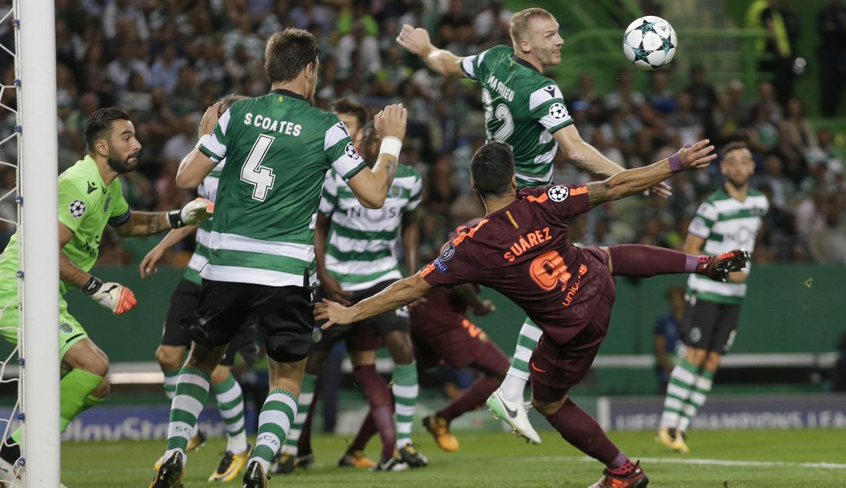 Striker Barcelona, Luis Suarez, berusaha membobol gawang Sporting Lisbon pada laga Liga Champions di Stadion Alvalade, Lisbon, Rabu (27/9/2017). Sporting kalah 0-1 dari Barcelona. (AFP/Armando Franca)