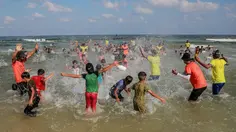 Sejenak Lupakan Perang, Anak-anak Gaza Temukan Kebahagiaan di Laut