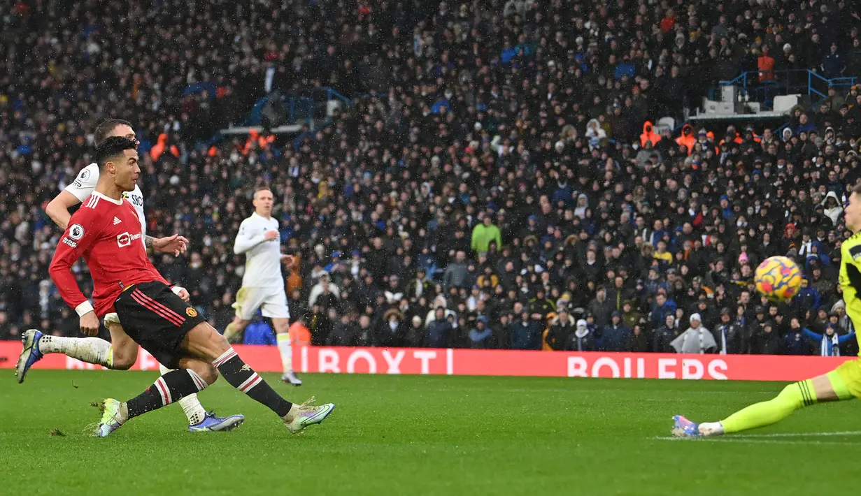 Pada menit ke-26 giliran Manchester United yang memiliki peluang. Sepakan Cristiano Ronaldo dari jarak dekat meneruskan umpan Paul Pogba masih dapat dihentikan kiper Leeds United, Illan Meslier. (AFP/Paul Ellis)