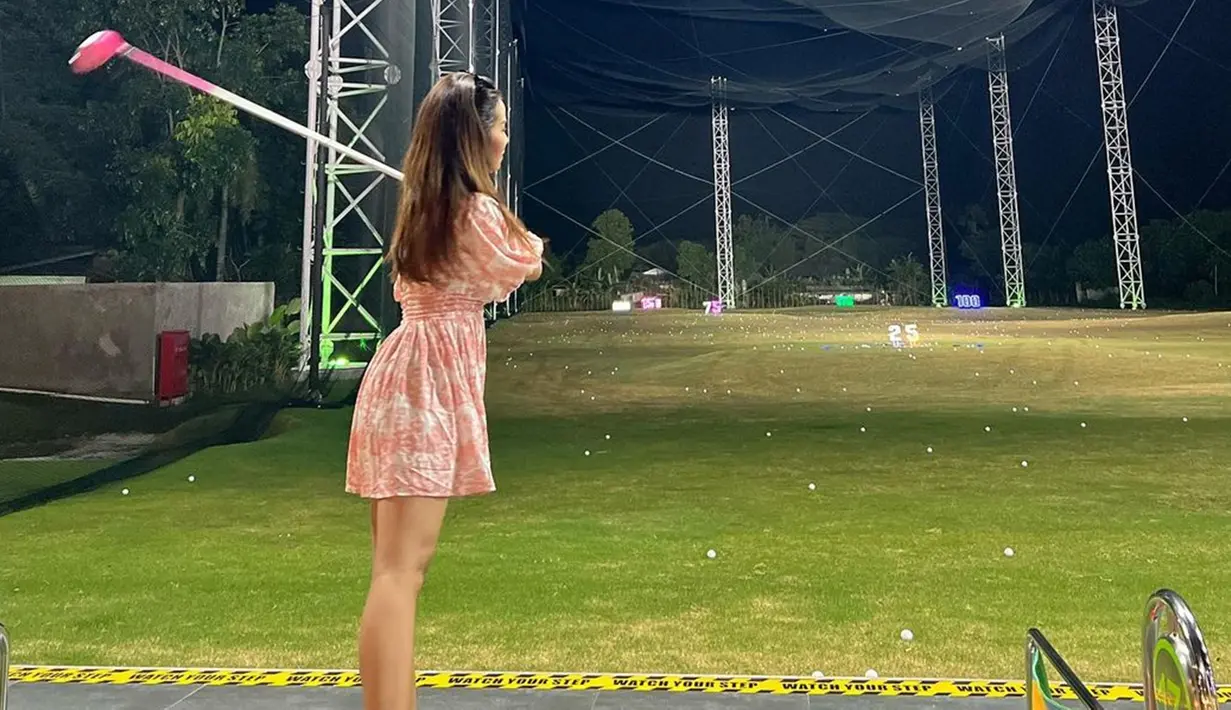 Mayang dinilai salah kostum saat bermain golf, netizen pun ramai mengomentari penampilannya. Meski demikian, ternyata Mayang sudah jelaskan momen tersebut adalah pertama kali baginya dan dadakan, maka jelas saja busana yang dikenakan tak sesuai. (Liputan6.com/IG/@mayaang.lucyaana)