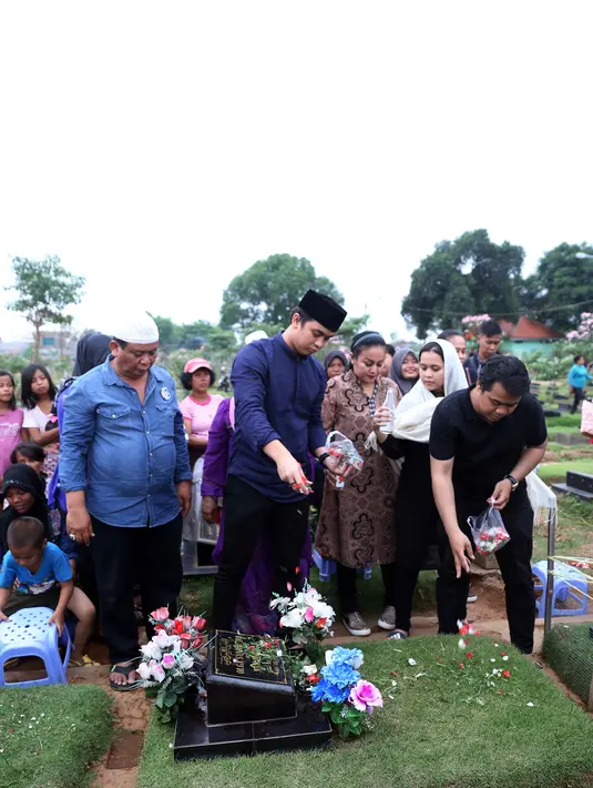 Selain doa bersama tak lupa Billy Syahputra tabur bunga di atas pusara almarhum Olga Syahputra. Tak terasa sudah hampir setahun lamanya sejak Olga Syahputra meninggalkan kita semua. (Nurwahyunan/Bintang.com)