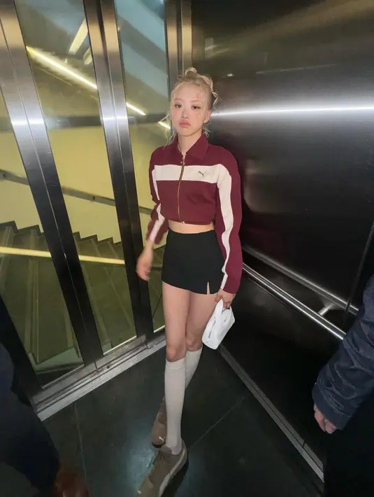 Gemasnya gaya Rose BLACKPINK pakai cropped jacket bernuansa merah dengan rok celana mini hitam, kaus kaki tinggi putih, dan sepatu cokelat. [Foto: Instagram/roses_are_rosie]