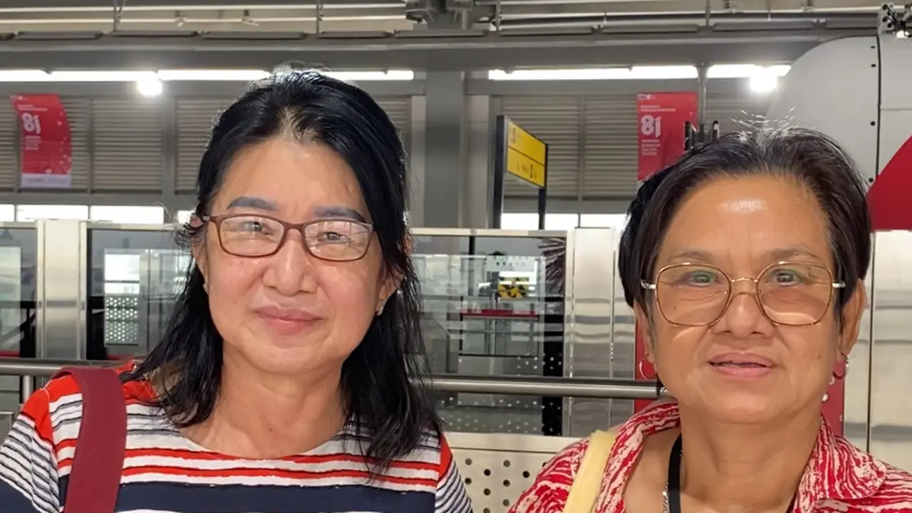 Dua penumpang lansia mengaku senang atas beroperasinya rute Kelapa Gading - Manggarai LRT Jakarta. (Liputan6/Tisha Maulida Fazriah)