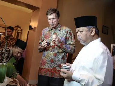 Ali Mustafa Ya'qub (kanan) saat menghadiri undangan berbuka puasa bersama di kediaman Dubes AS untuk Indonesia Robert O Blake (kedua kanan), Jakarta, Rabu (24/6/2015). (Liputan6.com/Faizal Fanani)