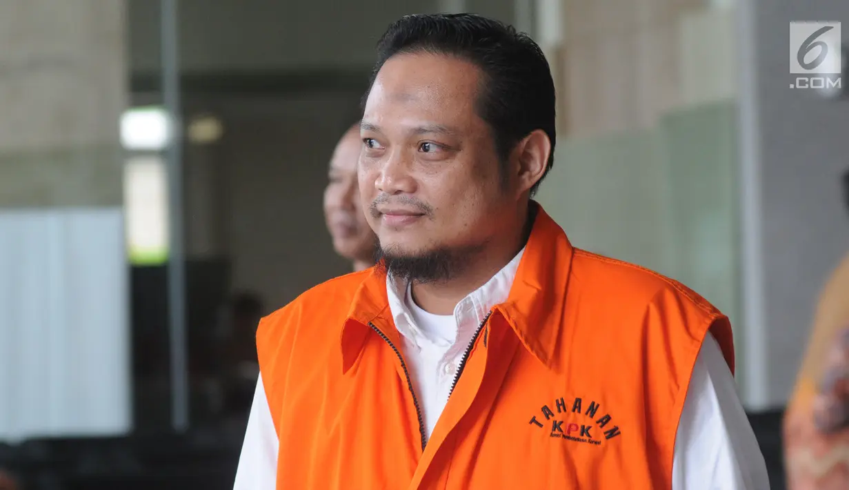 Tersangka panitera pengganti PN Medan Helpandi berjalan keluar seusai menjalani pemeriksaan di Gedung KPK, Jakarta, Rabu (31/10). Helpandi diperiksa sebagai saksi untuk tersangka pengusaha Tamin Sukardi. (Merdeka.com/Dwi Narwoko)