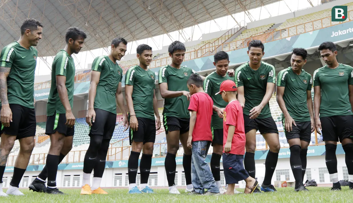 Pemain Timnas Indonesia berjumpa dengan anak-anak pasien kanker saat latihan di Stadion Wibawa Mukti, Jawa Barat, Senin (5/11). Pemusatan latihan Timnas ini merupakan persiapan jelang Piala AFF 2018. (Bola.com/M Iqbal Ichsan)