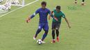 Kiper Timnas Indonesia U-23, Muhammad Ridho (kiri) membuang bola dari kejaran Septian David pada sesi latihan di Lapangan A,B,C, Senayan, Jakarta (18/2/2018). Latihan ini merupakan persiapan Asian Games 2018. (Bola.com/Nick Hanoatubun)