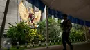 Petugas Brimob melakukan sterilisasi sebelum misa Kamis Putih di Gereja Katedral, Jakarta, Kamis (13/4). Sterilisasi ini untuk memberikan rasa aman kepada umat Katolik yang melaksanakan rangkaian misa Tri Hari Suci Paskah. (Liputan6.com/Gempur M Surya)