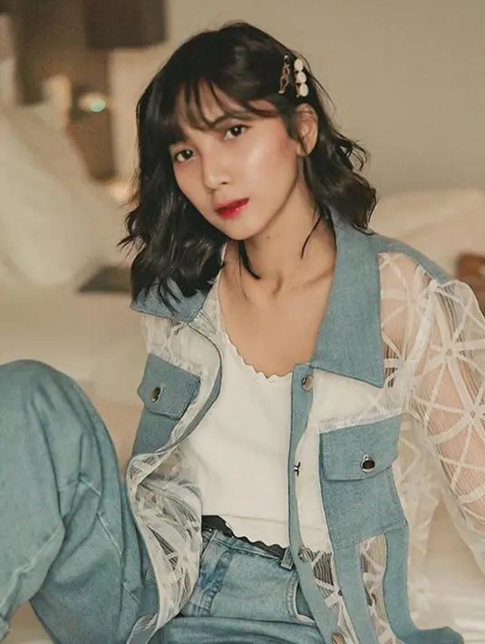 Rambut pendek menjadi ciri khas gaya Sheila beberapa tahun belakangan. Di look pertama, pemain film Bridezilla ini mengenakan jaket jeans see-through yang dipadukan dengan top berwarna putih dan celana jeans. (Liputan6.com/IG/@sheiladaisha)