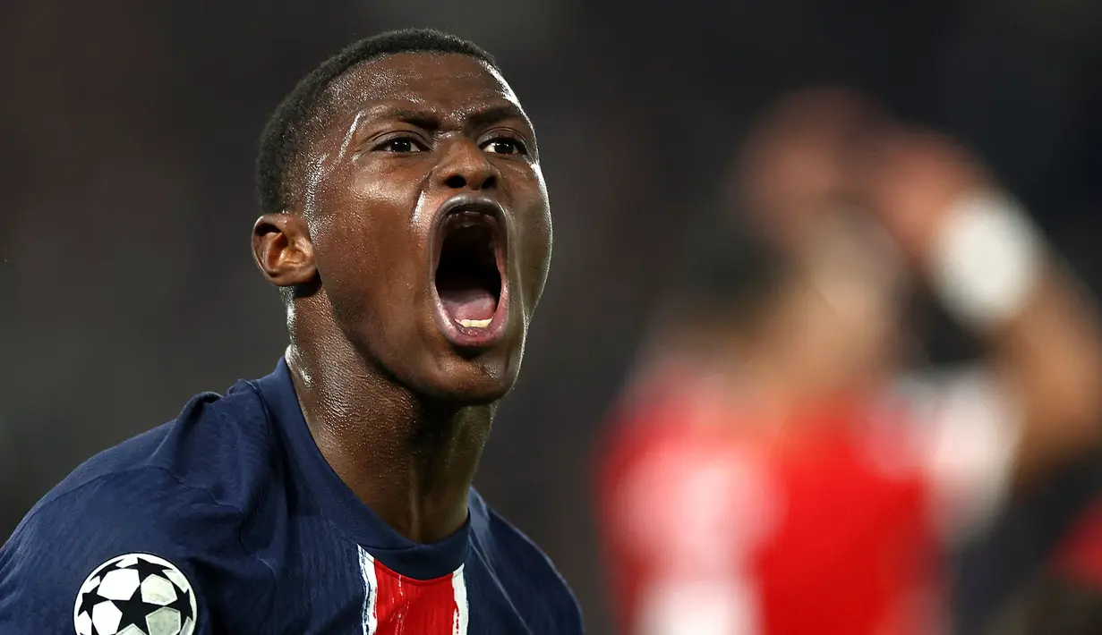 Pemain PSG, Nuno Mendes melakukan selebrasi setelah gol blunder kiper Girona, Paulo Gazzaniga pada laga Liga Champions 2024/2025 yang berlangsung di Parc des Princes, Paris, Prancis, Kamis (19/09/2024). (AFP/Franck Fife)