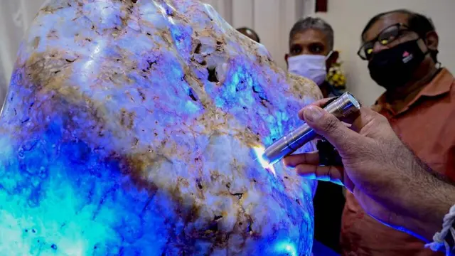 Batu Safir dipajang di rumah salah satu pemilik permata di Horana, 65 km selatan Kolombo. (AFP)
