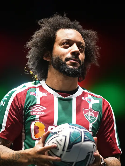 Bek Brasil Marcelo memberi isyarat selama presentasi resminya sebagai pemain baru Fluminense di stadion Maracana di Rio de Janeiro, Brasil pada 10 Maret 2023. Baru kemarin (10/3), mantan bek kiri Real Madrid dengan ciri khas rambut Afro itu datang alias pulang kampung.(AFP/Carl De Souza)