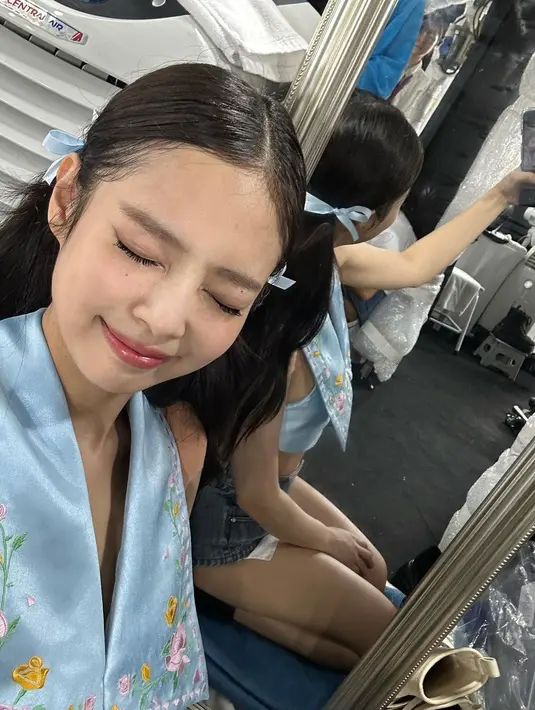 Ia dan BLACPINK menggelar konser encore untuk BLINK di sana. Makeup Jennie tetap on point meski cuaca di sana terlalu panas baginya. [Instagram @jennierubyjane]