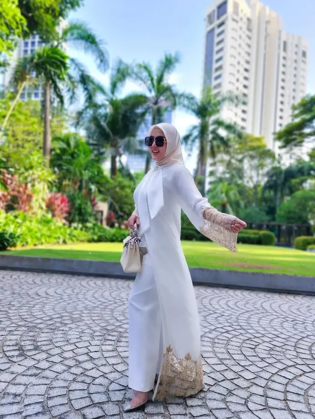 Pilihan Syahrini dengan Dress Warna Putih yang Elegan