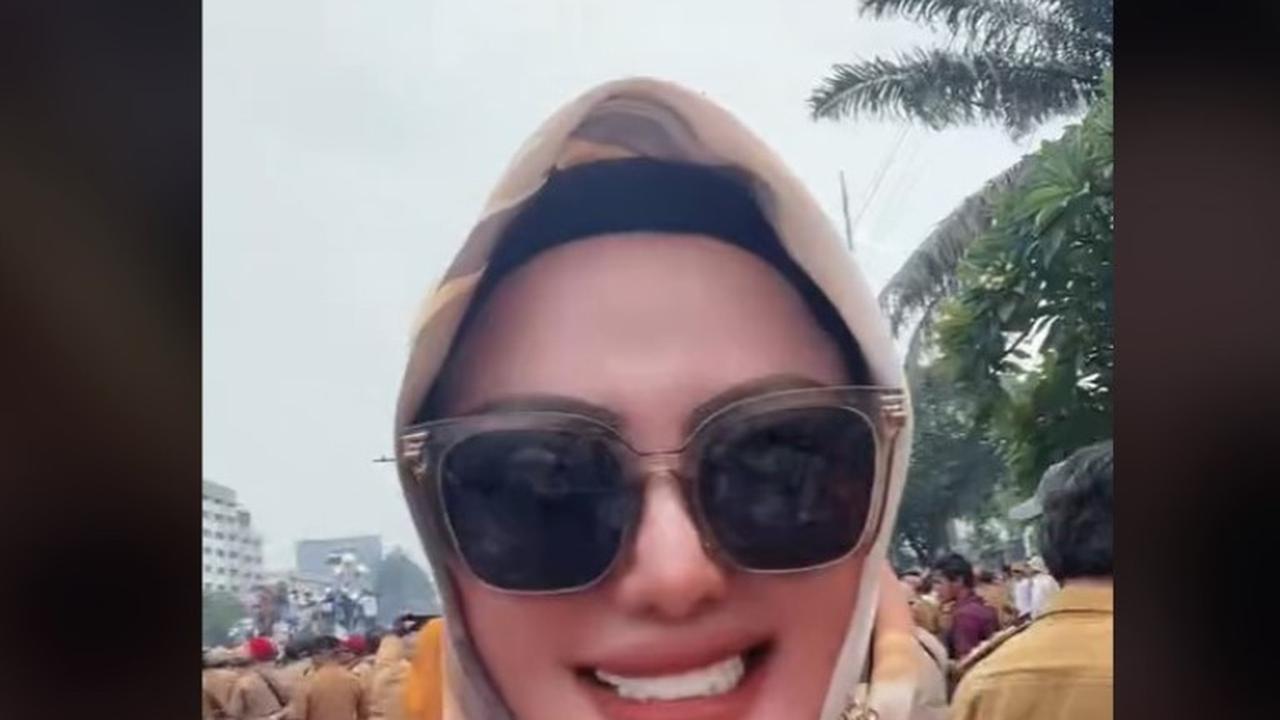 Viral Usai Demo di DPR dengan Gaya Glamor, Kades Wiwin Terpantau Punya Koleksi Tas 1 Lemari. foto: TikTok @ratuwk1414
