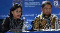 Menkeu Sri Mulyani (kiri) dan Menkominfo Rudiantara saat memberi keterangan terkait pertemuan tahunan IMF-Bank Dunia di Bali, Senin (8/10). Hingga hari ini jumlah peserta yang mendaftar sudah mencapai 34 ribu orang. (Liputan6.com/Angga Yuniar)